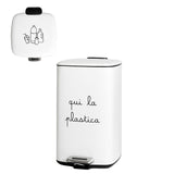 Pattumiera bianca con scritta "qui la plastica" e disegno di rifiuti di plastica sul coperchio, da 20 l su sfondo bianco.