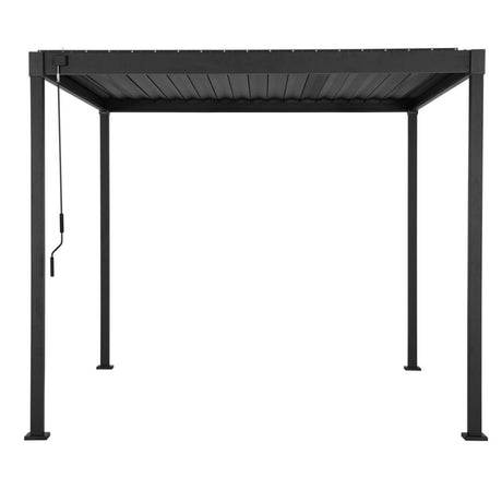 Pergola bioclimatica da esterno con struttura in alluminio antracite e copertura a lamelle orientabili.