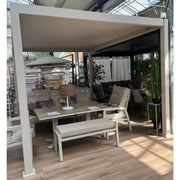 Pergola beige con sotto un salotto