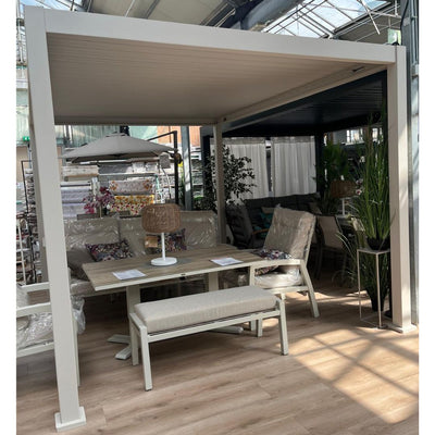 Pergola beige con sotto un salotto