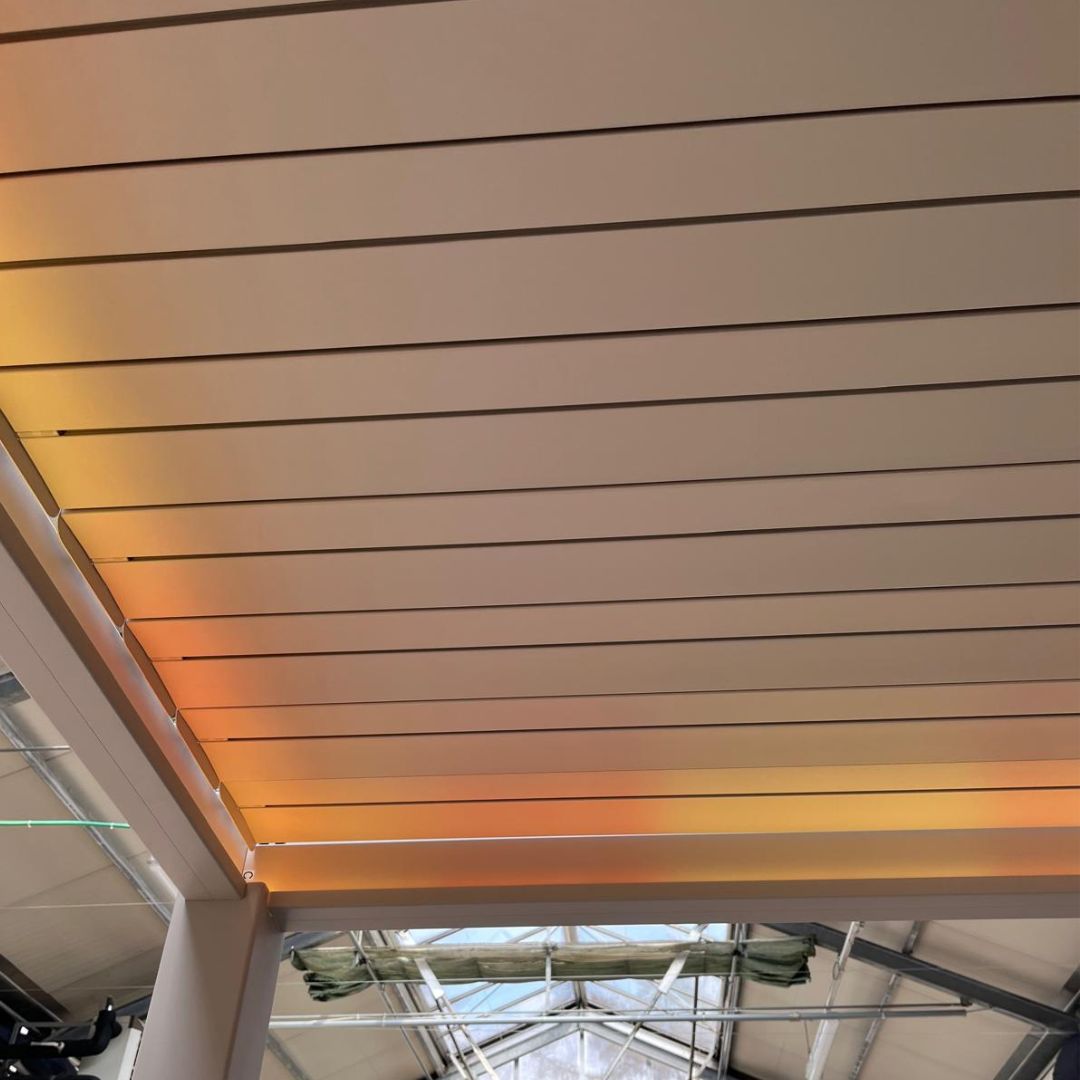 Soffitto dettaglio pegola con led arancioni e gialli