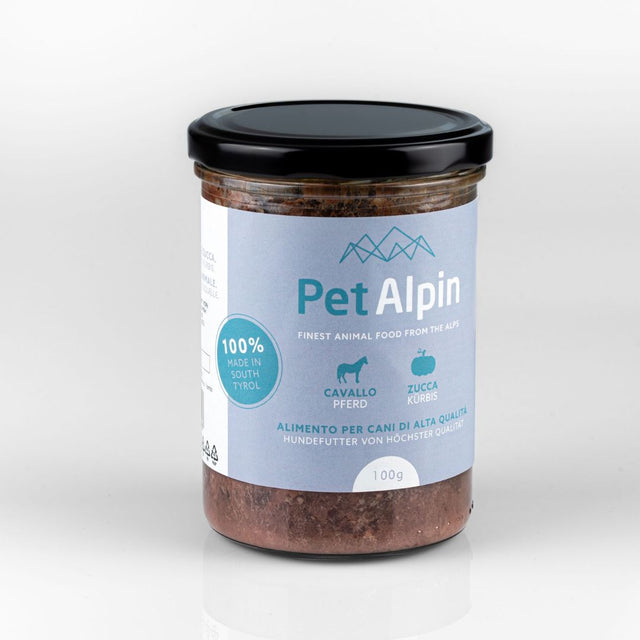 Barattolo di vetro Pet Alpin da 100g con cibo per cani a base di cavallo e zucca, prodotto in Alto Adige con etichetta azzurra e coperchio nero
