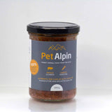 Barattolo di vetro Pet Alpin da 380g con cibo per cani a base di maiale e carote, prodotto in Alto Adige con etichetta grigia e coperchio nero