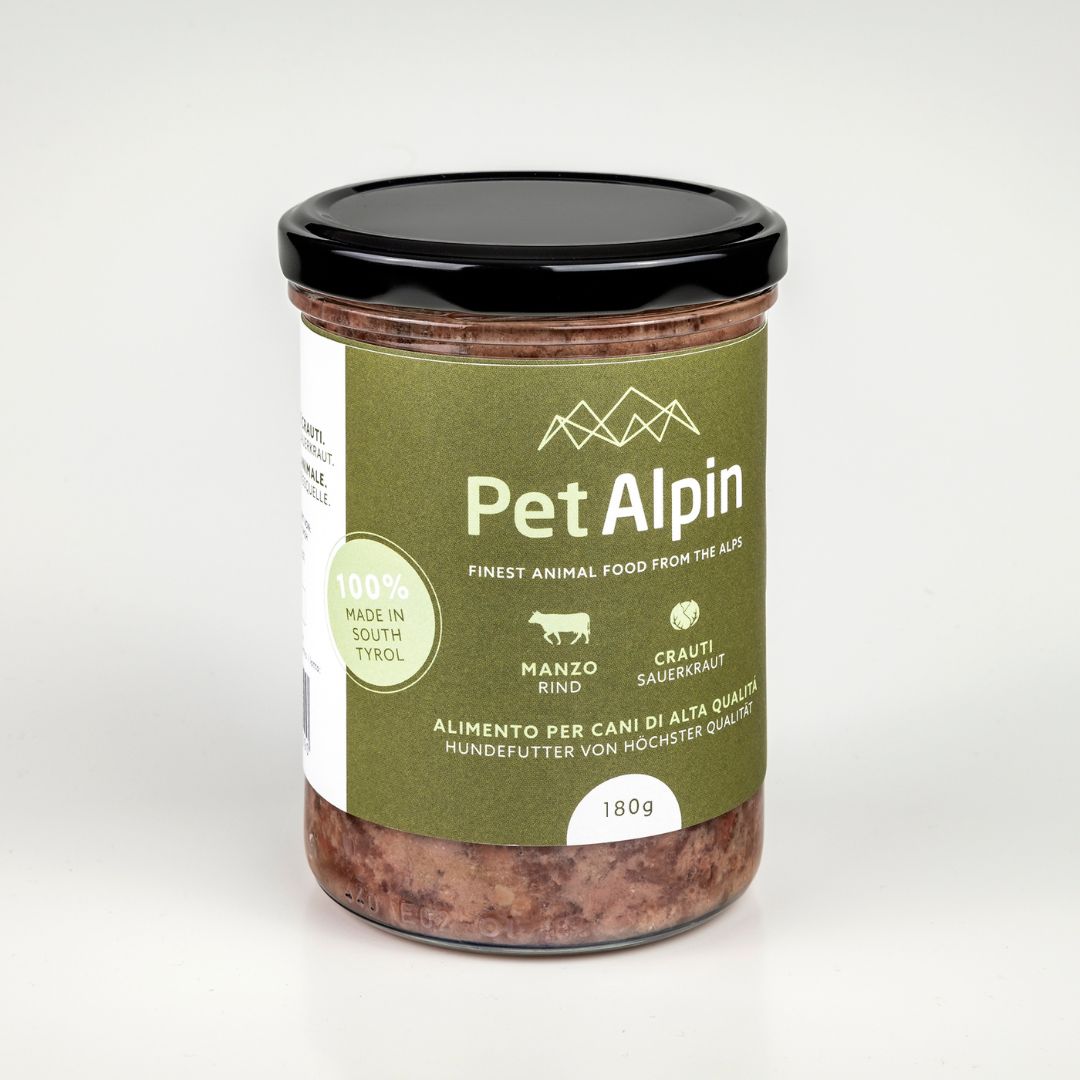 Barattolo di vetro Pet Alpin da 180g con cibo per cani a base di manzo e crauti, prodotto in Alto Adige con etichetta verde oliva e coperchio nero