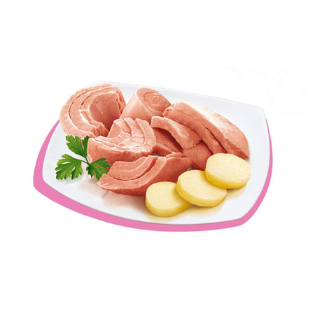 Fette di tonno rosa impiattate su vassoio bianco con patate e guarnizione di prezzemolo, ingredienti del cibo per gatti.