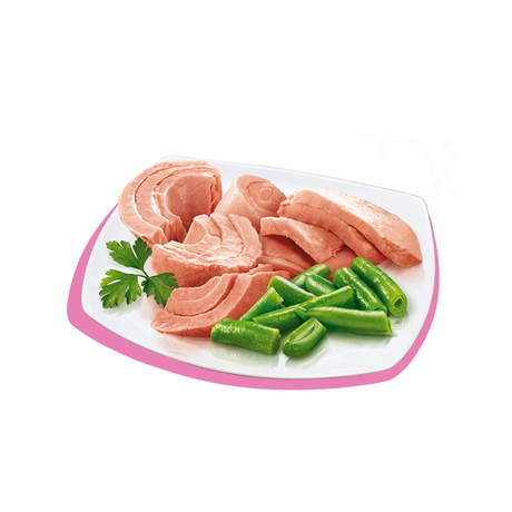 Fettine di tonno rosa con fagiolini verdi e prezzemolo su piatto bianco con bordo rosa, ingredienti per cibo umido per gatti.