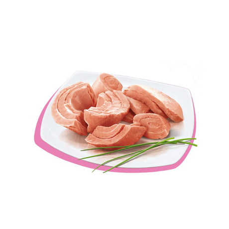 Fettine di tonno rosa su piatto bianco con bordo rosa, guarnito con erba cipollina, ingrediente per cibo umido per gatti.