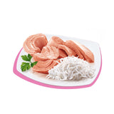 Filetti di tonno rosa con surimi su piatto bianco bordato rosa, guarnito con prezzemolo. Cibo umido per gatti.