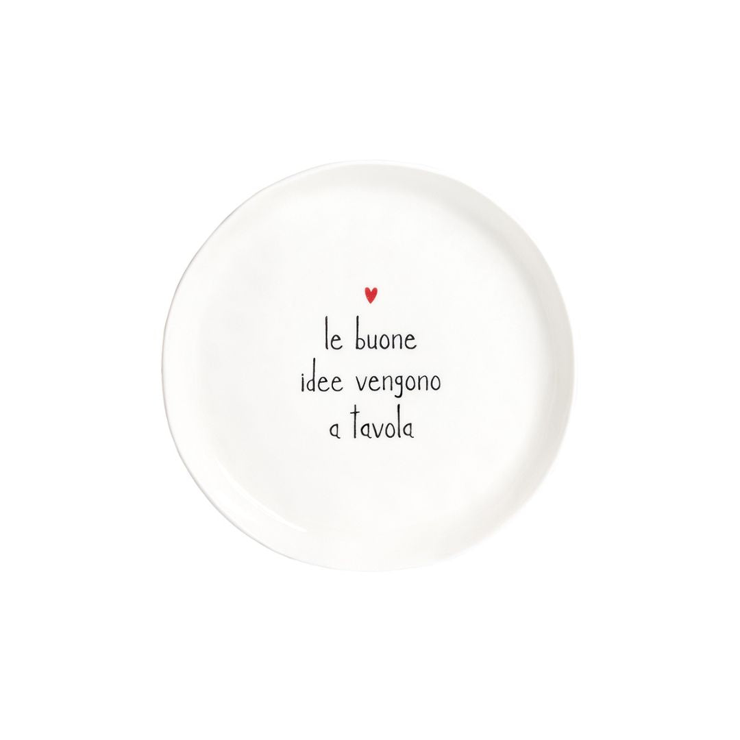 Piatto da dessert con diametro di 21 cm in gres con scritta nera "le buone idee vengono a tavola" e cuoricino rosso.