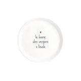 Piatto da dessert con diametro di 21 cm in gres con scritta nera "le buone idee vengono a tavola" e cuoricino rosso.