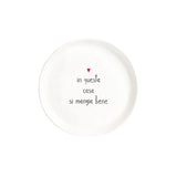 Piatto da dessert con diametro di 21 cm in gres con scritta nera "in questa casa si mangia bene" e cuoricino rosso.