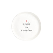 Piatto da dessert con diametro di 21 cm in gres con scritta nera "in questa casa si mangia bene" e cuoricino rosso.