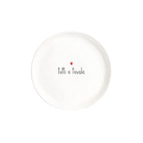 Piatto da dessert con diametro di 21 cm in gres con scritta nera "tutti a tavola" e cuoricino rosso.