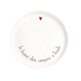 Piatto piano in grès con scritta nera "le buone idee vengono a tavola" e cuoricino rosso.