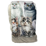 Dettaglio del plaid raffigurante alcuni gatti.