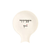 Poggiamestolo in grès con scritta in nero "appoggia qui".