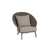 poltrona beige con cuscino. Sfondo bianco