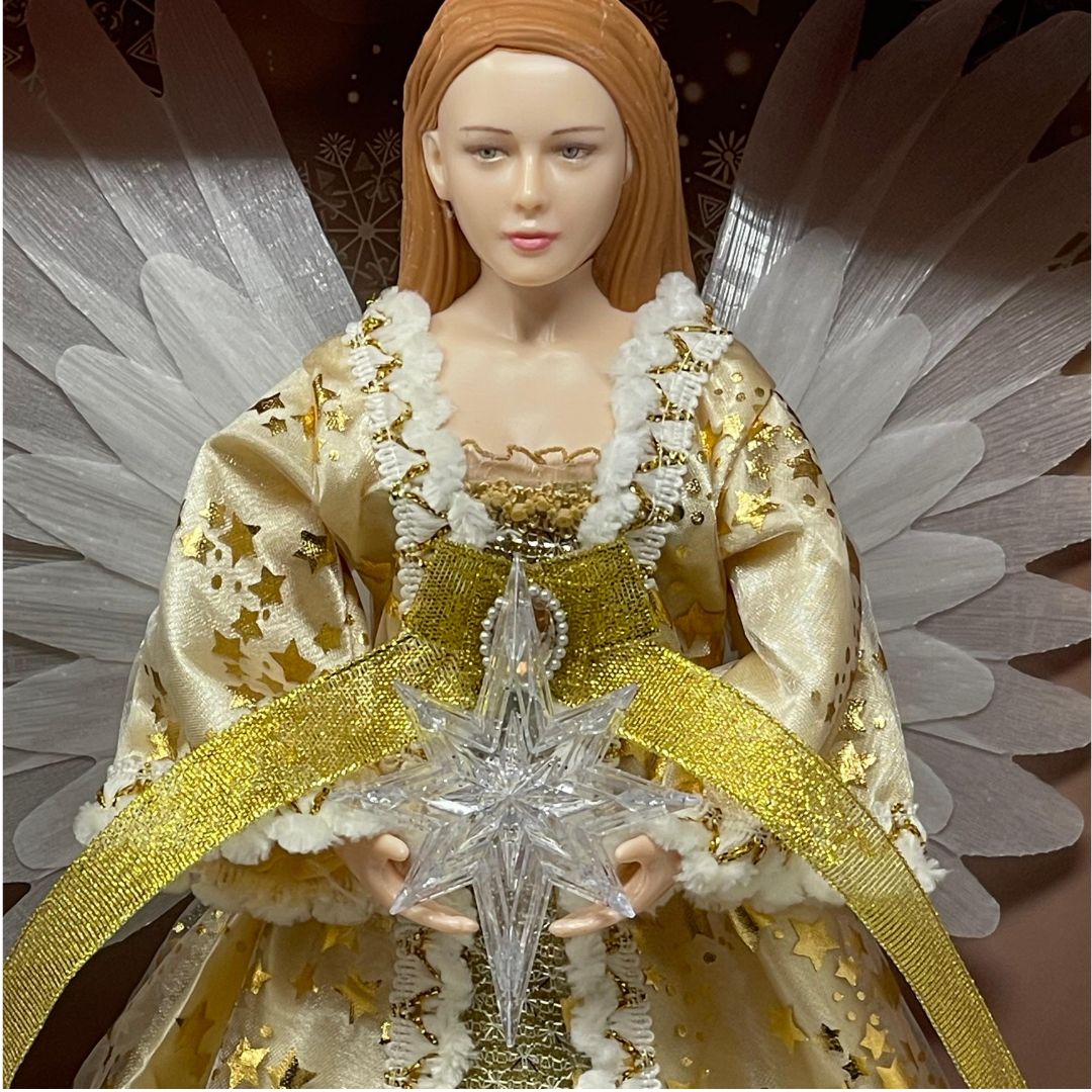 Dettaglio del volto dell'angelo da mettere sulla punta dell'albero che regge una stella che si illumina.