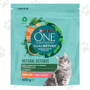Confezione di crocchette Purina One NaturalDefense con salmone per gatti sterilizzati.