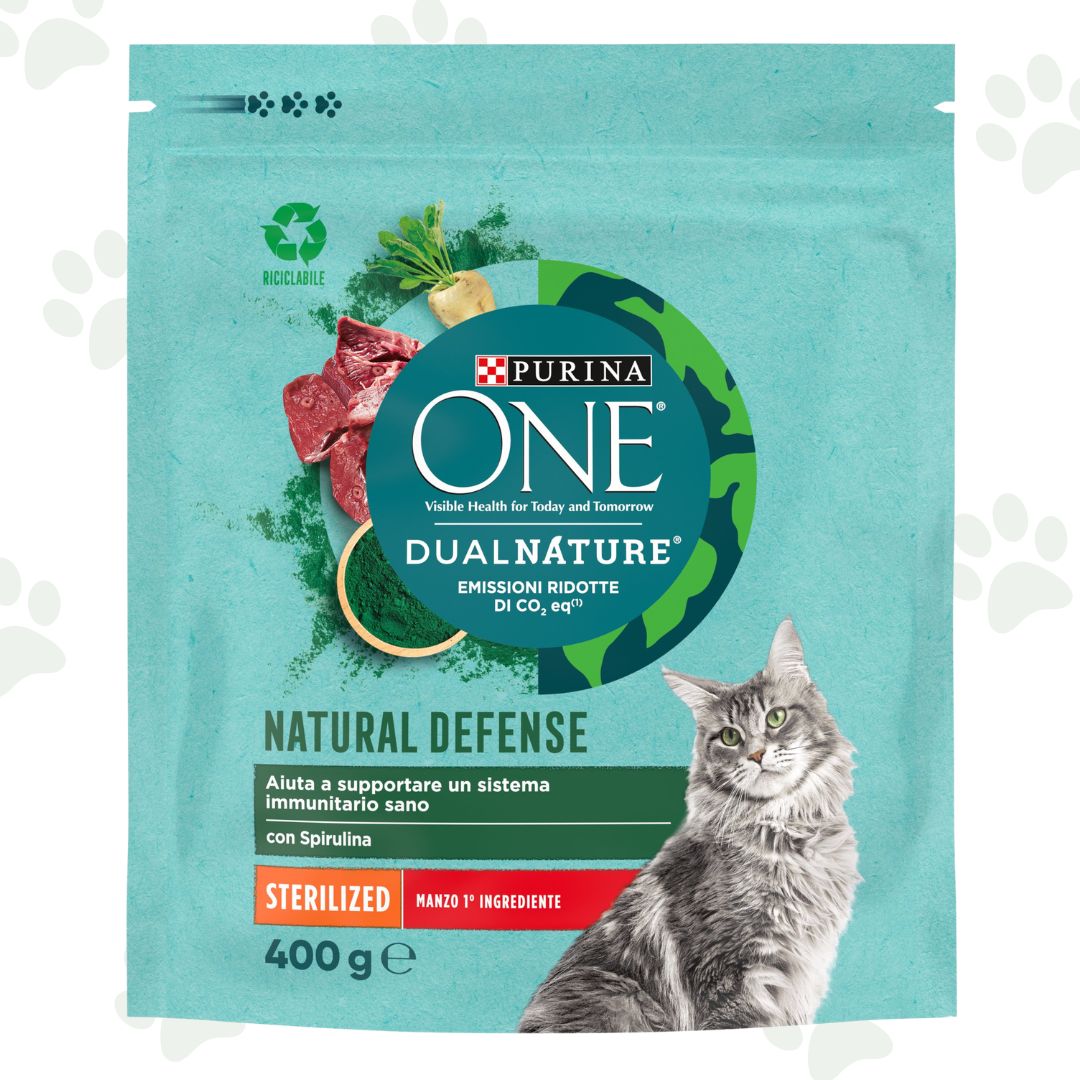 Confezione di crocchette Purina One NaturalDefense con manzo per gatti sterilizzati.