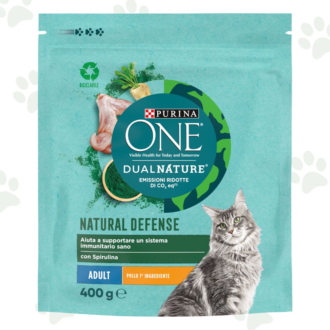 Confezione di crocchette Purina One NaturalDefense con pollo per gatti adulti.