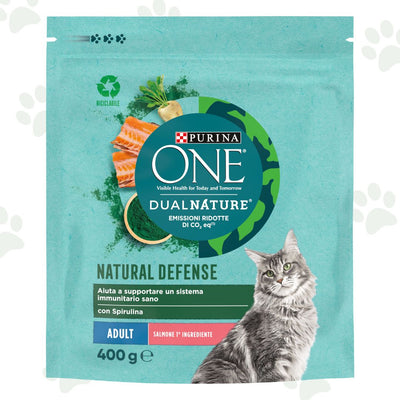 Confezione di crocchette Purina One NaturalDefense con salmone per gatti adulti.