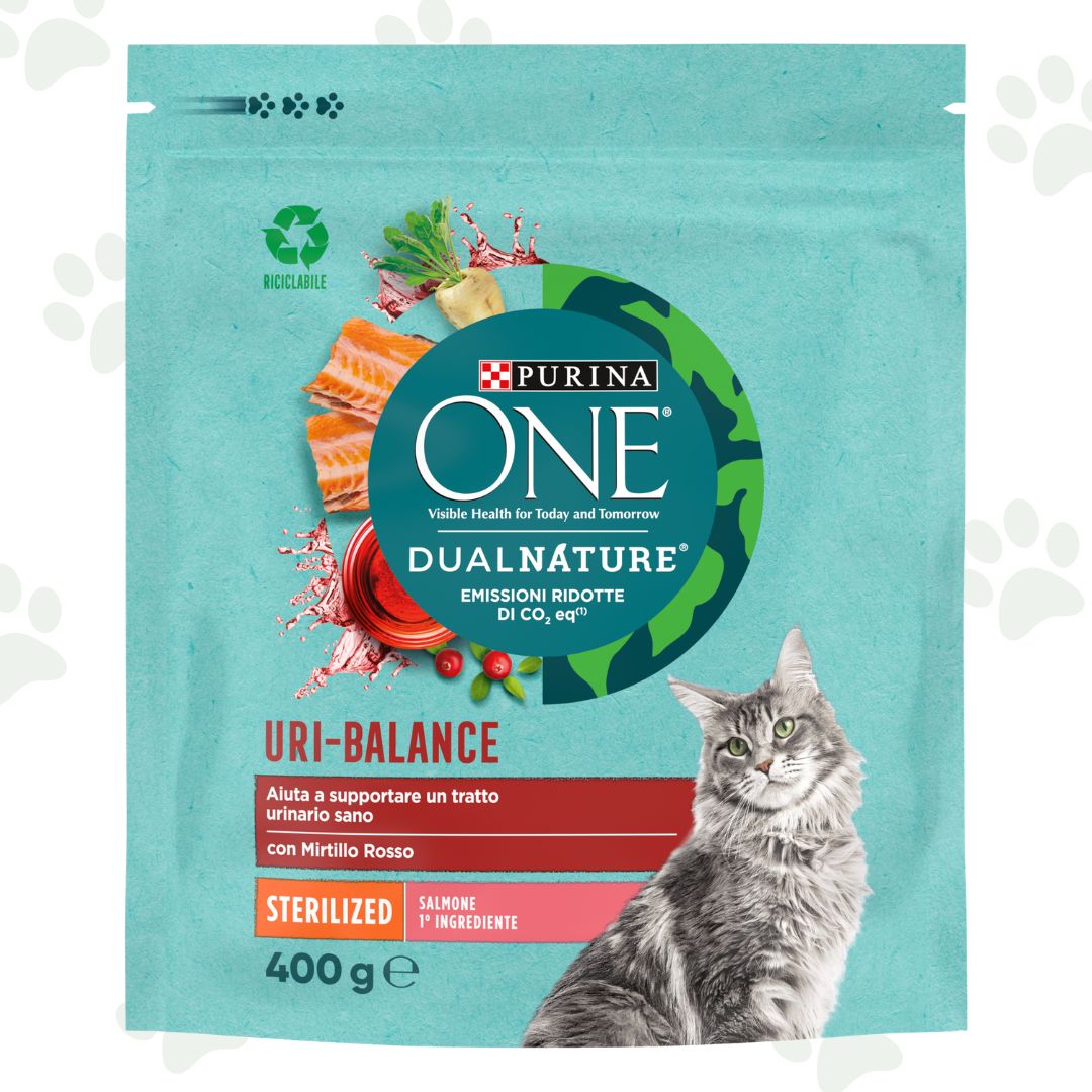 Confezione di crocchette Purina One NaturalDefense con salmone e mirtillo per gatti sterilizzati.