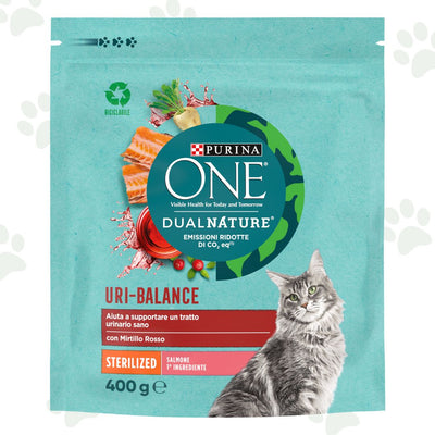Confezione di crocchette Purina One NaturalDefense con salmone e mirtillo per gatti sterilizzati.