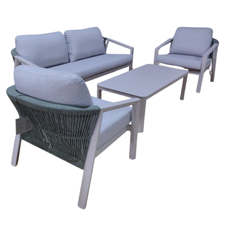 Salotto da esterno con divano, due poltrone e tavolino, struttura chiara, cuscini grigio chiaro e intreccio verde sullo schienale.