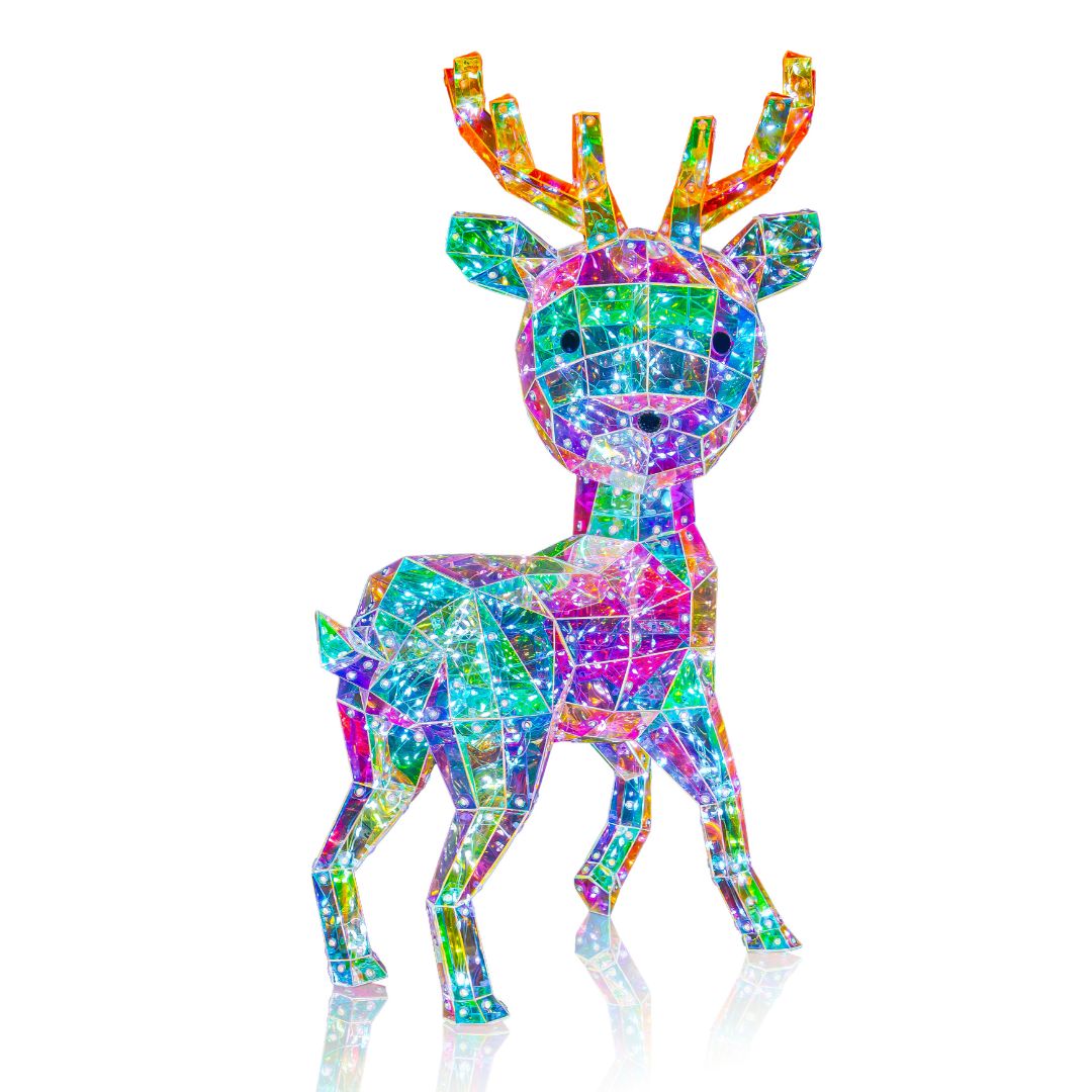 Figura decorativa natalizia a forma di renna realizzata con superfici trasparenti, illuminata internamente da micro LED che creano riflessi iridescenti su sfondo bianco.