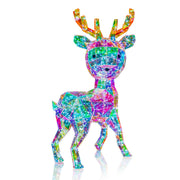 Figura decorativa natalizia a forma di renna realizzata con superfici trasparenti, illuminata internamente da micro LED che creano riflessi iridescenti su sfondo bianco.