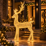 Renna luminosa dorata con micro LED a luce calda ambientata all'esterno per Natale