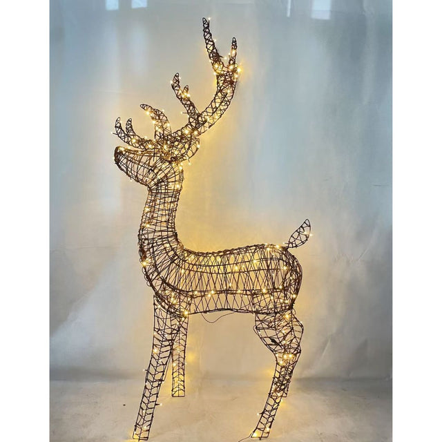 Figura natalizia a forma di renna in rattan con luci LED bianco caldo integrate nella struttura.