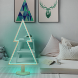 Albero natalizio luminoso in legno sbiancato con LED verde acqua, ambientato in un soggiorno moderno.