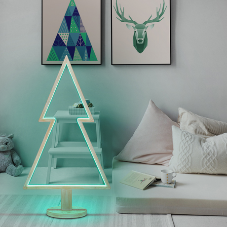 Albero natalizio luminoso in legno sbiancato con LED verde acqua, ambientato in un soggiorno moderno.