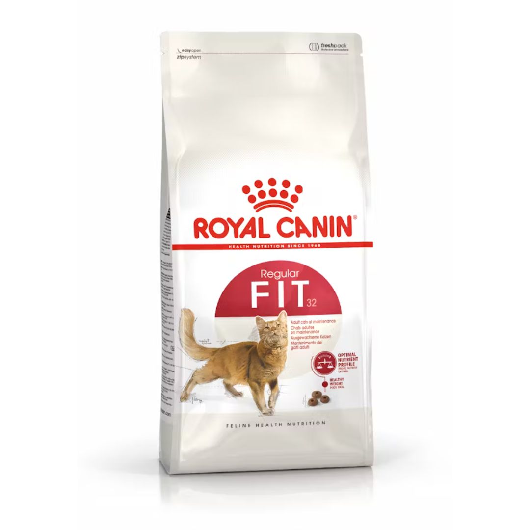 Confezione Royal Canin Regular Fit 32 per gatti adulti attivi, crocchette per mantenimento con gatto rosso in movimento