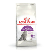 Confezione Royal Canin Regular Sensible 33 per gatti con digestione sensibile, crocchette con gatto grigio seduto