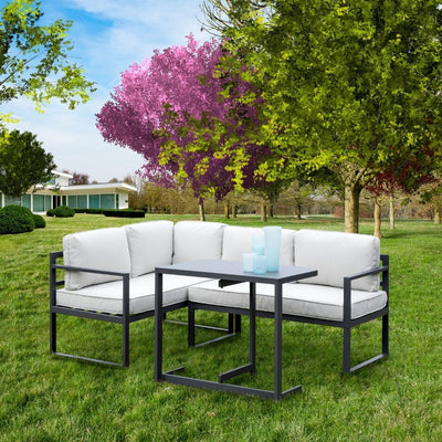 Sfondo giardino. Tavolo grigio con attorno i posti a sedere