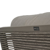 Dettaglio dello schienale del salotto Palmer con intreccio in corda e cuscino taupe