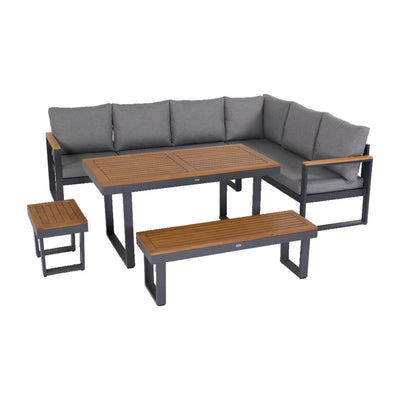 salotto da pranzo escape: tavolino con attorno poltrone e panche. Sfondo bianco