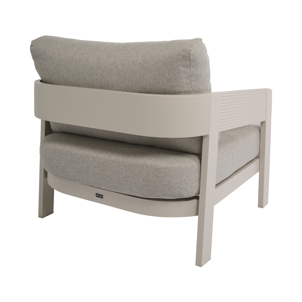 Poltrona del salotto Taylor vista posteriore con struttura color crema e cuscini beige
