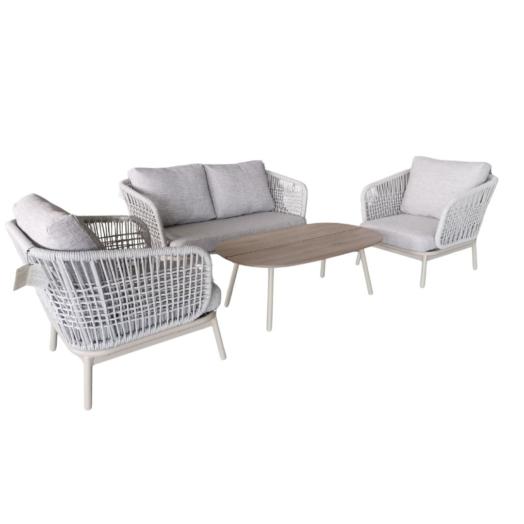 Set salotto da esterno con struttura in alluminio crema, intreccio in corda beige e cuscini coordinati.