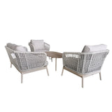 Salotto da esterno in alluminio crema con corda beige, poltrone e divano con cuscini beige e tavolino centrale.