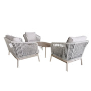 Salotto da esterno in alluminio crema con corda beige, poltrone e divano con cuscini beige e tavolino centrale.