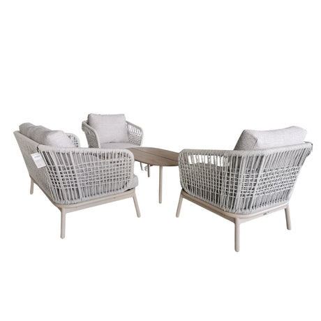 Salotto da esterno in alluminio crema con corda beige, poltrone e divano con cuscini beige e tavolino centrale.