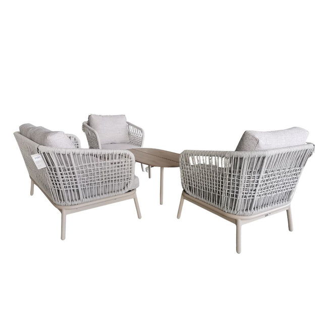 Salotto da esterno in alluminio crema con corda beige, poltrone e divano con cuscini beige e tavolino centrale.