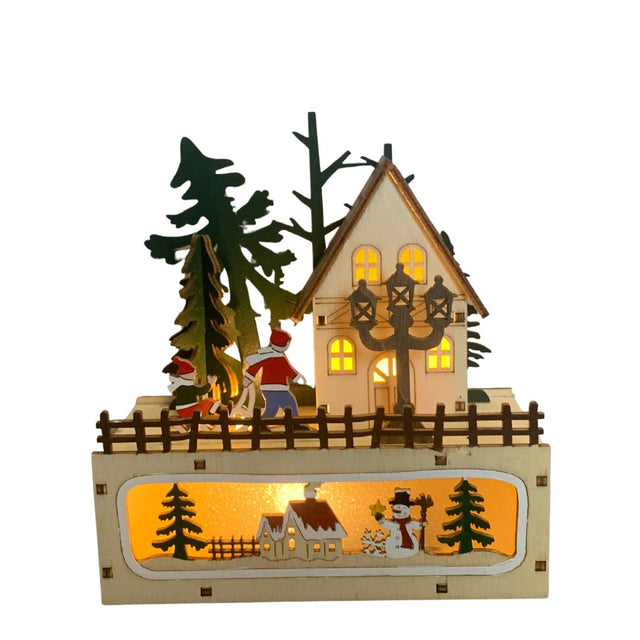 Decorazione natalizia in legno con casetta, personaggi che trainano una slitta, alberi illuminata.