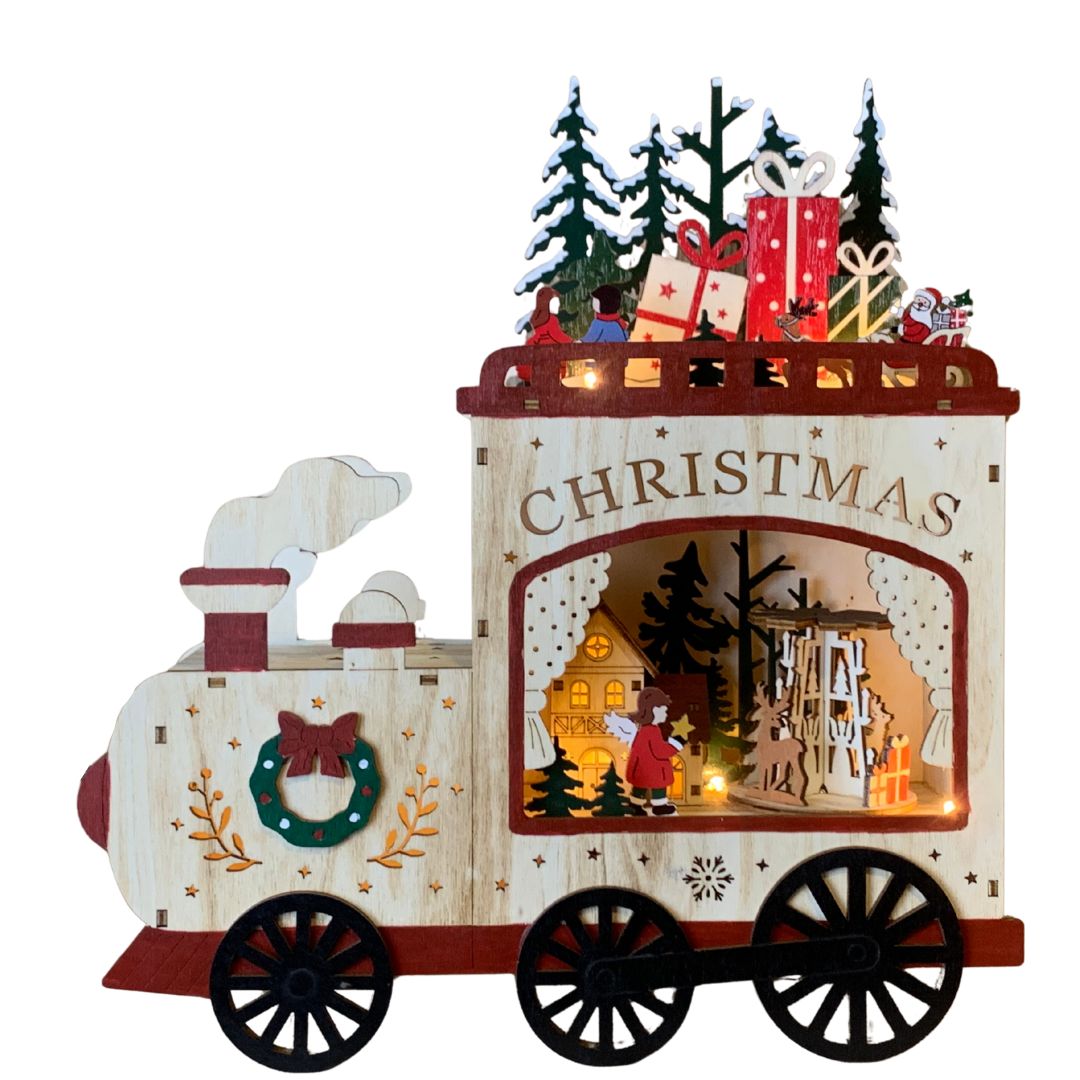 Decorazione natalizia in legno a forma di locomotiva illuminata, con finestra che mostra una scena con casetta, alberi e figure natalizie, e pacchi regalo sulla parte superiore.