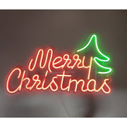 Decorazione luminosa natalizia con scritta rossa Merry Christmas e albero verde stilizzato in stile neon LED.