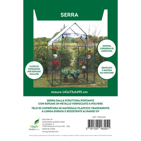 Serra con telo trasparente e ripiani, visibili piante e fiori. 